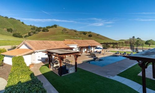 2985 Day Rd, Gilroy CA  95020-8828 exterior