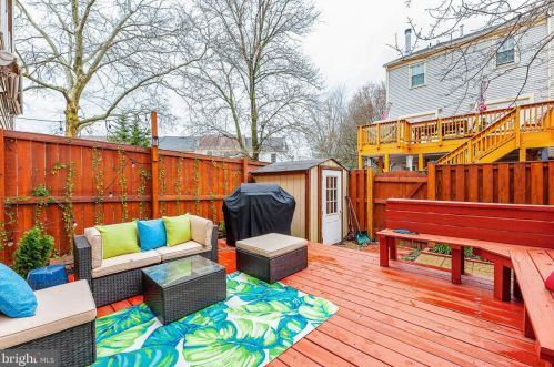 8010 Revenna Ln, Springfield VA  22153-2935 exterior