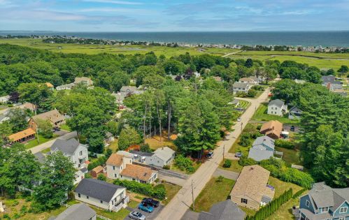 10 Cranberry St, Wells, ME 04090-3739