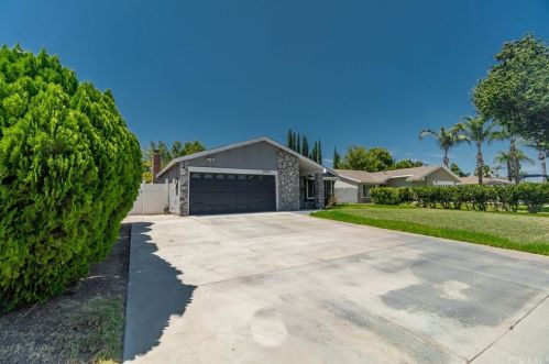 3048 Amsterdam Dr, Riverside CA  92504-4212 exterior