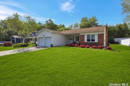 26 Morris Ave, Lake Grove, NY 11755-2718
