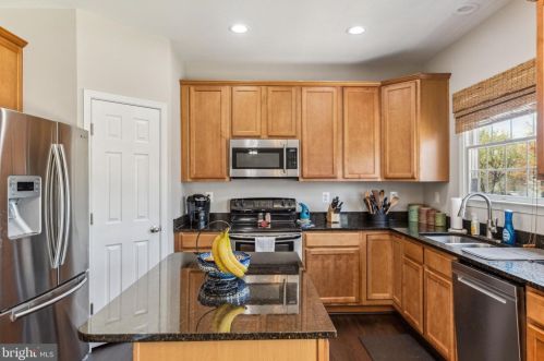 304 Howards Trust Ct, Glen Burnie MD  21060-8352 exterior