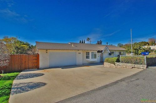 834 Maryland Dr, Vista, CA 92083-3335