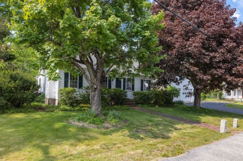 4 Prospect St, Henniker, NH 03242-3012