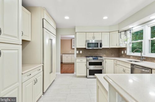 13662 Springs Dr, Clifton VA  20124-2443 exterior