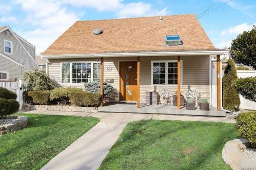 537 Lombard St, Babylon, NY 11703-1203