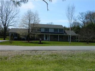 28 Sycamore Dr, Wallkill, NY 12589-3626