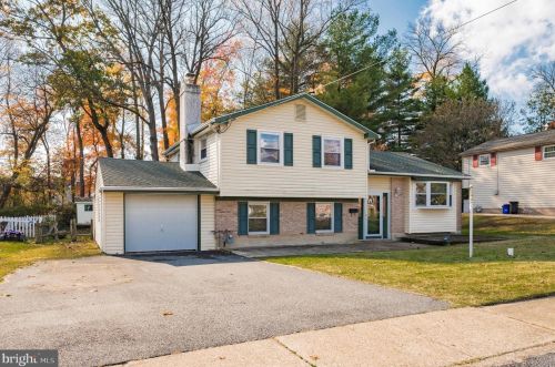 3076 Surrey Ln, Chester, PA 19014-1730