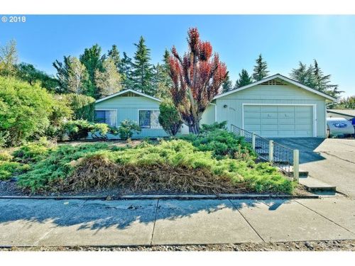 2990 Seckel St, Medford, OR 97504-8168