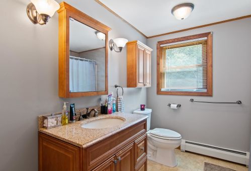 160 Buttonwood Dr, Auburn NH  03032-3433 exterior