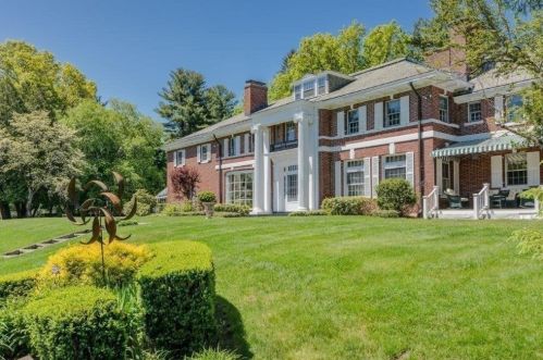 15 Farm St, Dover, MA 02030-2303