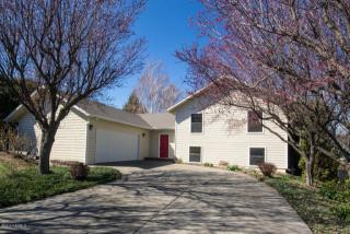 104 14th St, Selah, WA 98942-1713