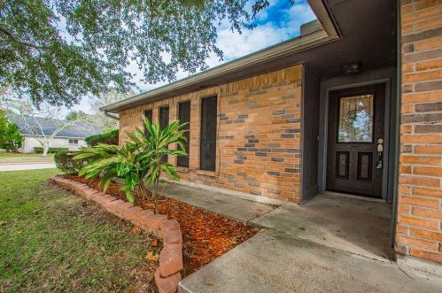 1 Sarita Rd, Angleton, TX 77515-2714