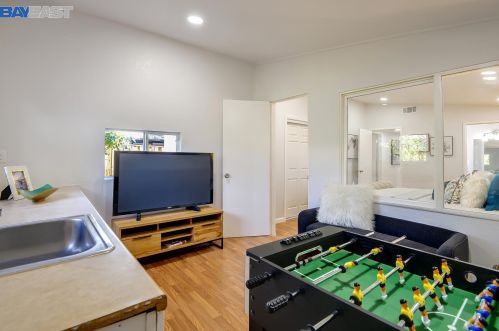 2072 Everglade St, Hayward CA  94545-4737 exterior