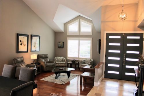 10851 Orchard View Ln, Riverside, CA 92503-6607