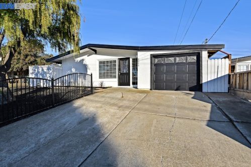 2072 Everglade St, Hayward CA  94545-4737 exterior