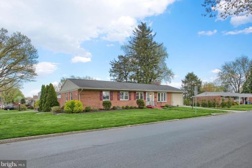 25 Circle Dr, Camp Hill, PA 17011-2608