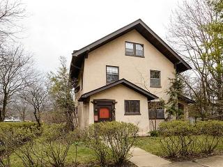 1402 Elinor Pl, Evanston IL  60201-4013 exterior