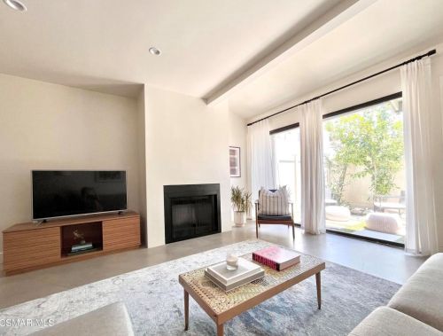 5257 Colodny Dr, Calabasas, CA 91301-2696