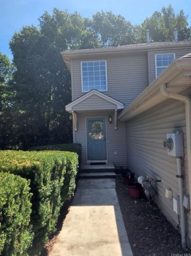 241 Crestwood Ct, Fishkill NY  12524-3312 exterior