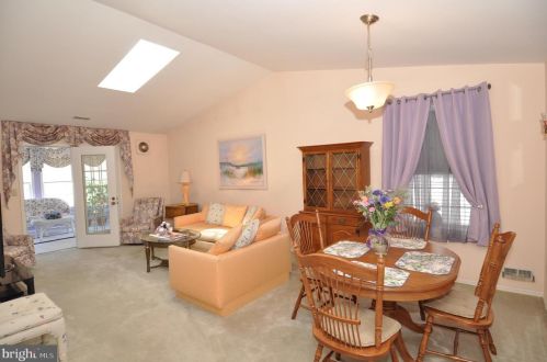 5 Meadowwood Ct, Columbus, NJ 08022-1026