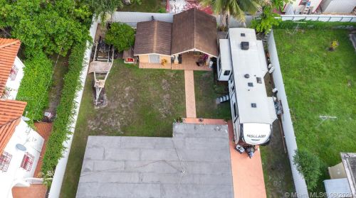 650 16th Pl, Hialeah, FL 33010-3235