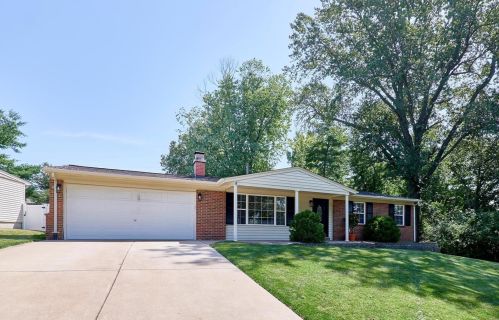 972 Sandstone Dr, Saint Louis, MO 63146-5030