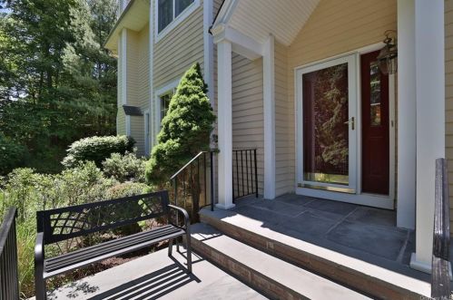 27 Agnew Farm Rd, Armonk, NY 10504-1370