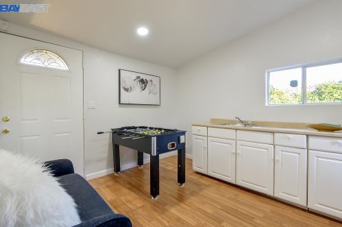 2072 Everglade St, Hayward CA  94545-4737 exterior