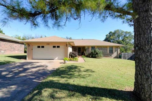1528 Hanson Cir, Stillwater, OK 74075-8201