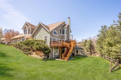 18 Agnew Farm Rd, Armonk, NY 10504-1371