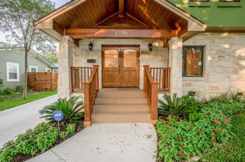 2704 Cherry Ln, Austin TX  78703-2818 exterior