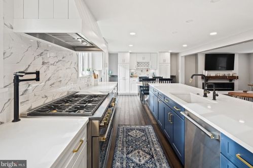 6018 River Meadows Dr, Columbia MD  21045-3825 exterior