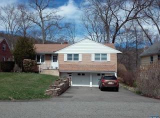 140 Lakeshore Dr, Oakland, NJ 07436-2142