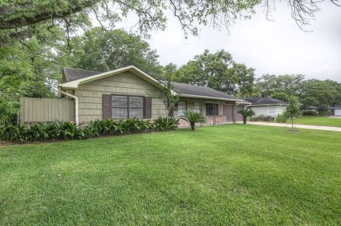 802 Atwell St, Bellaire TX  77401-4718 exterior