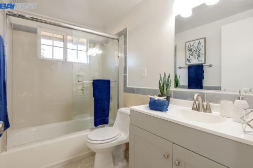 2072 Everglade St, Hayward CA  94545-4737 exterior
