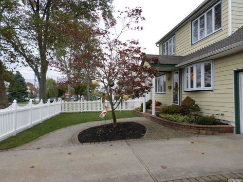290 41st St, North Lindenhurst, NY 11757-2710
