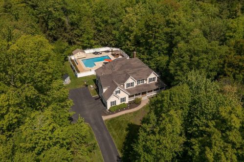 28 Stone Farm Rd, Barrington, NH 03825-3547