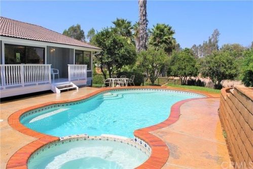 10571 Orchard View Ln, Riverside, CA 92503-6632