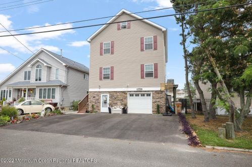 249 Evergreen Dr, Berkeley Township, NJ 08721-3114