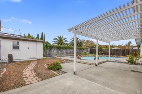 196 Caldwell Dr, Vacaville CA  95687-6605 exterior