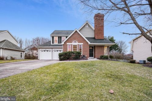 3244 Kinross Cir, Herndon, VA 20171-3320