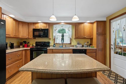 160 Buttonwood Dr, Auburn NH  03032-3433 exterior