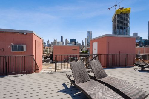 550 Kingsbury St, Chicago IL  60654-5731 exterior
