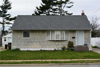 71 Kuhl Ave, Hicksville, NY 11801-2401