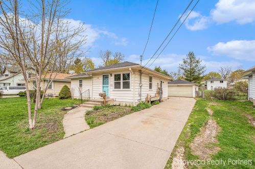1254 Emerald Ave, Grand Rapids, MI 49505-5225