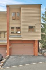 16 Massa Ln, Edgewater, NJ 07020-1542