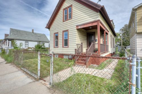 2422 Holton St, Milwaukee, WI 53212-2935