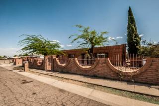 2841 Holladay St, Tucson, AZ 85746-3056