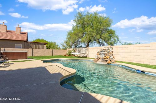 8465 Hodgman Pl, Tucson AZ  85747-5710 exterior